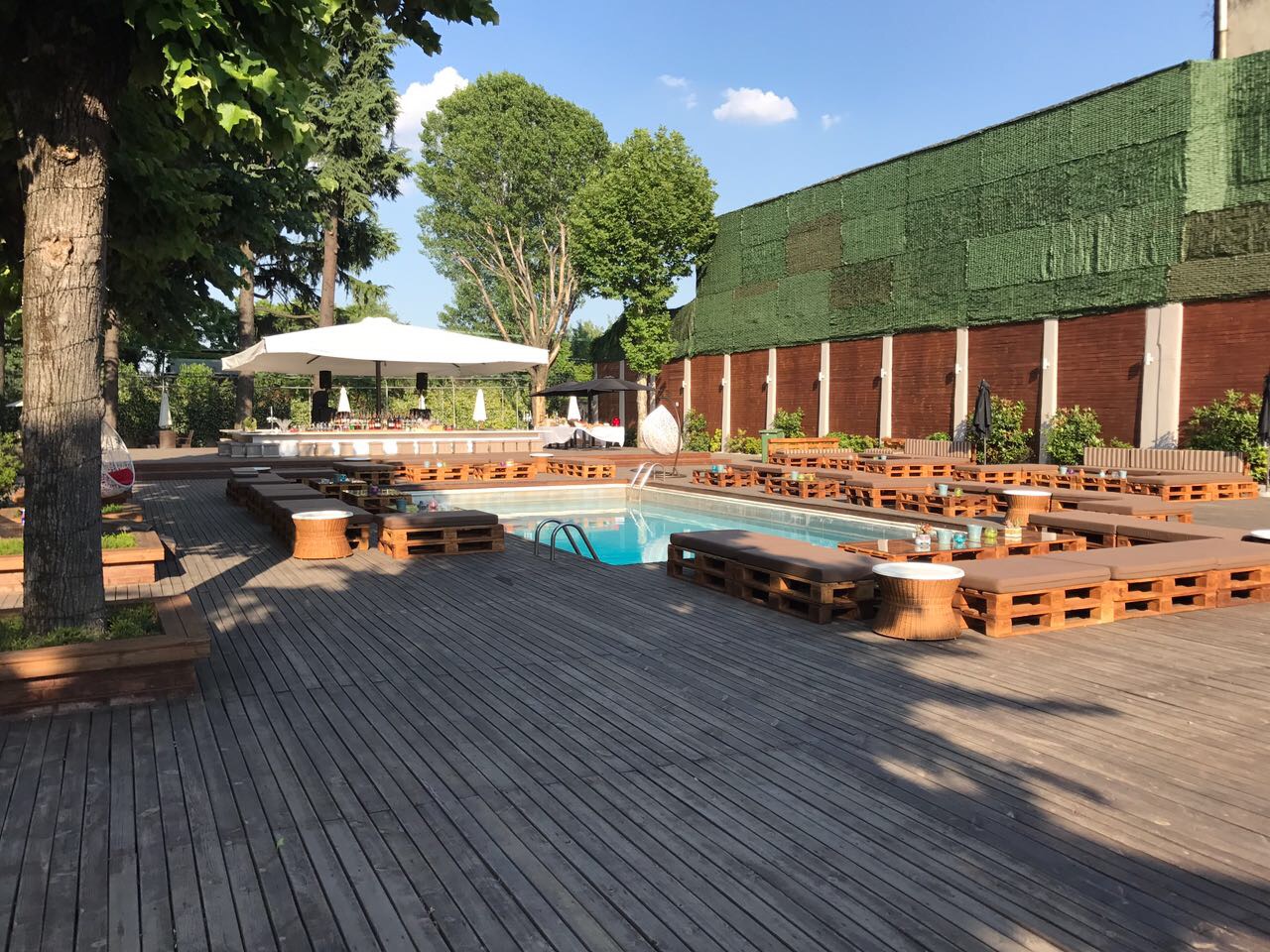 Aperitivo in Piscina Milano Milan Castle Paderno Castello con piscina